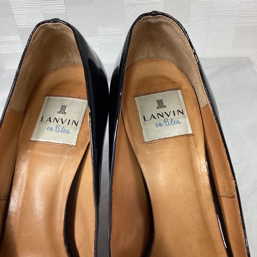 LANVIN en Bleu(ランバンオンブルー)のランバンオンブルー　エナメルオープントゥパンプス　ブラック　本革 レディースの靴/シューズ(ハイヒール/パンプス)の商品写真