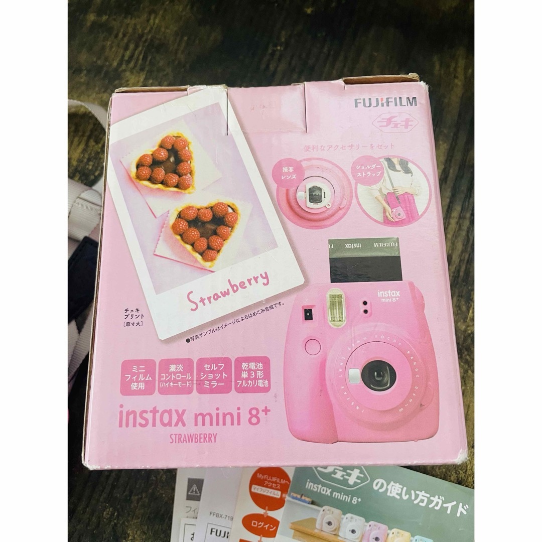 富士フイルム(フジフイルム)の大人気！チェキ　instax mini 8 ストロベリーピンクカラー　カメラ スマホ/家電/カメラのカメラ(フィルムカメラ)の商品写真