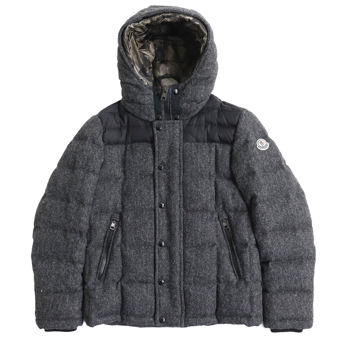 MONCLER(モンクレール)の極美品 MONCLER モンクレール GUYENNE ギエンヌ 一部迷彩柄 フード付き レイヤード ツイード ダウンジャケット グレー系 0 国内正規品 メンズ メンズのジャケット/アウター(ダウンジャケット)の商品写真