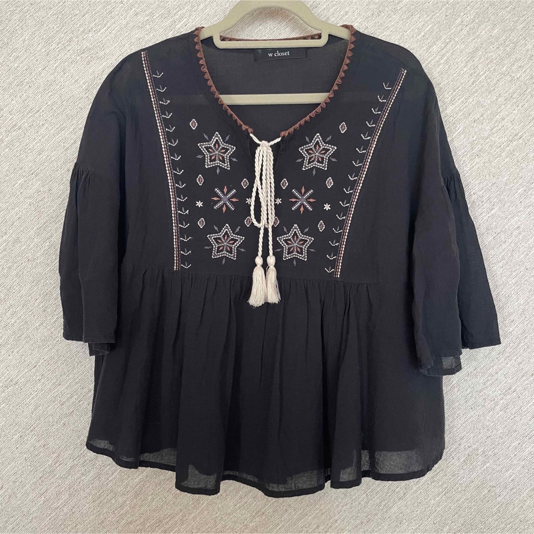 w closet(ダブルクローゼット)のw closet 刺繍ブラウス レディースのトップス(シャツ/ブラウス(半袖/袖なし))の商品写真