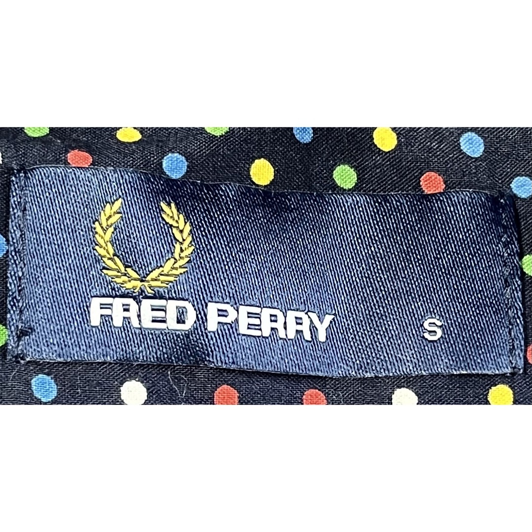 FRED PERRY(フレッドペリー)の匿名発送　美品　フレッドペリー　マルチカラードットデザインシャツ　サイズS メンズのトップス(シャツ)の商品写真