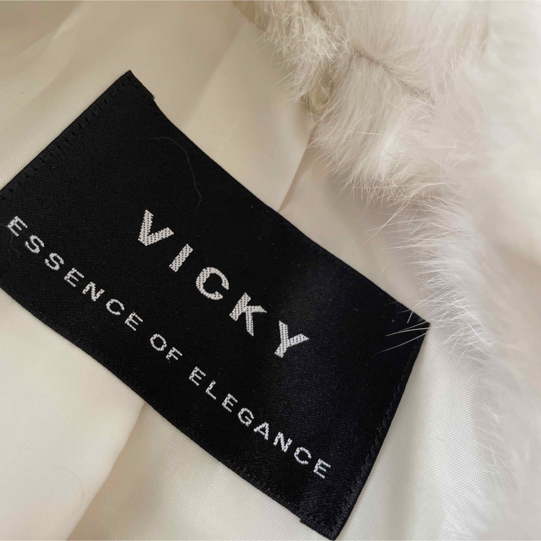 VICKY(ビッキー)の新品　VICKYビッキー　ファー付　ロングコート　清楚　可愛い　綺麗 レディースのジャケット/アウター(ロングコート)の商品写真