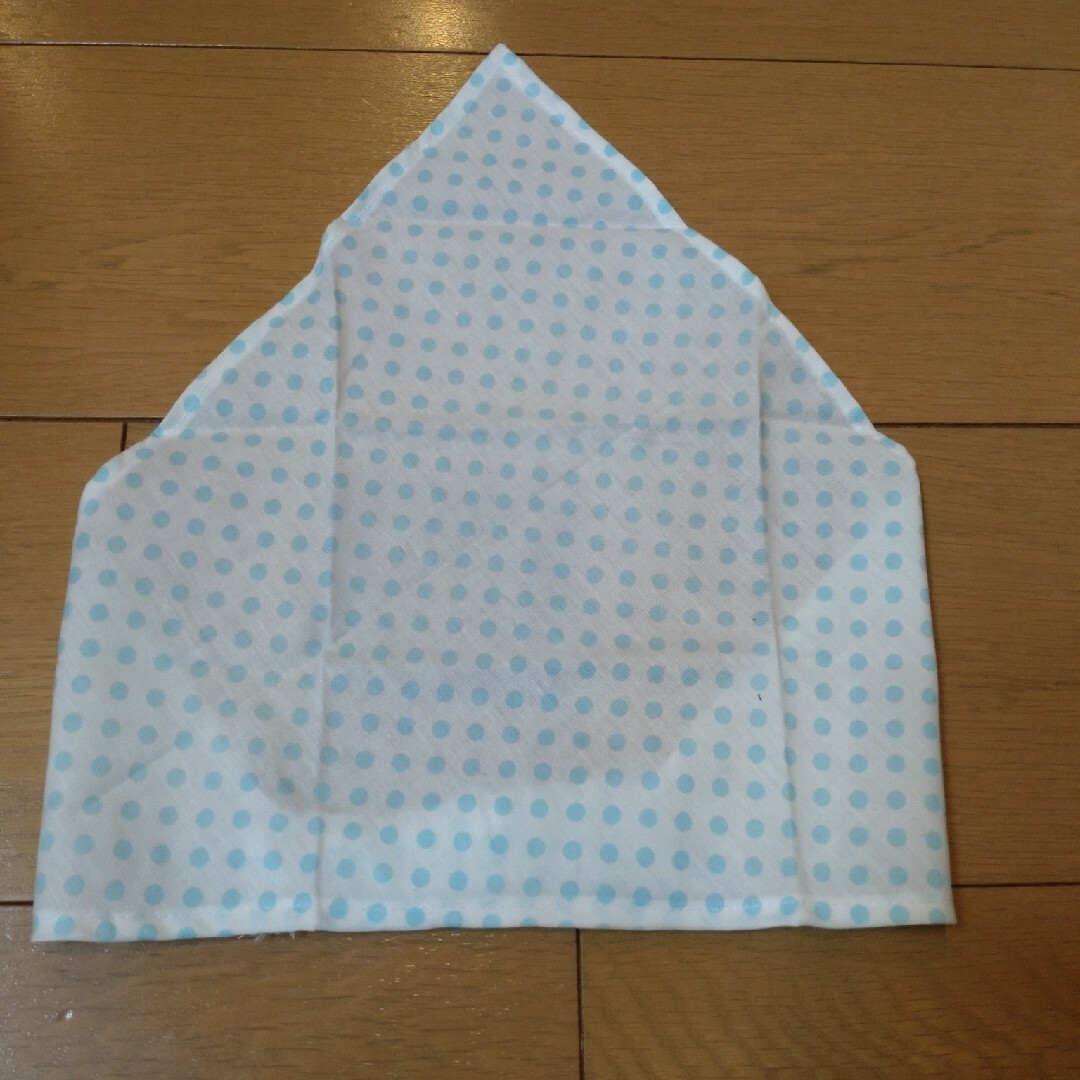 ハンドメイド　子供用三角巾　白地ドット水色 ハンドメイドの生活雑貨(キッチン小物)の商品写真