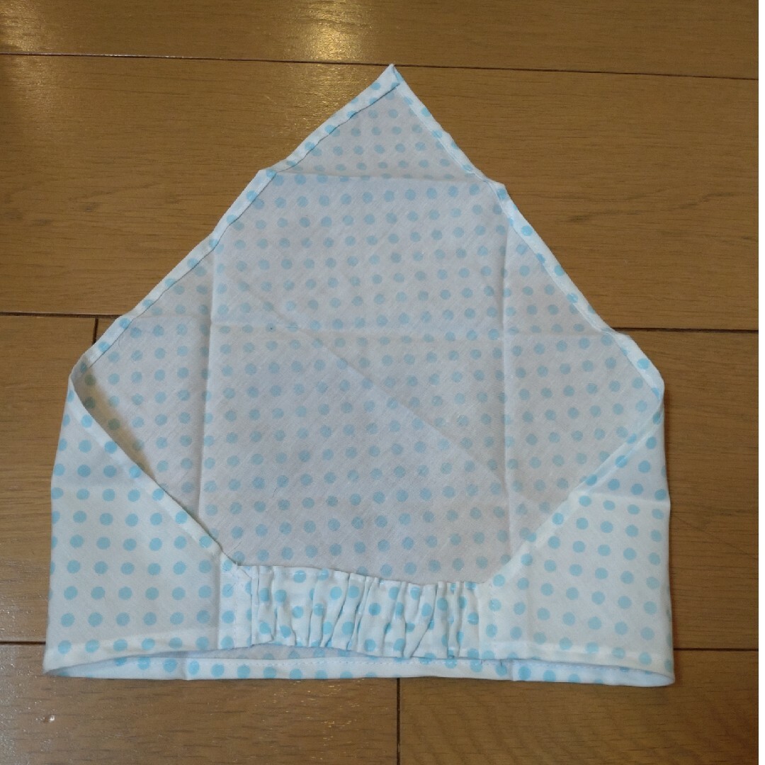 ハンドメイド　子供用三角巾　白地ドット水色 ハンドメイドの生活雑貨(キッチン小物)の商品写真