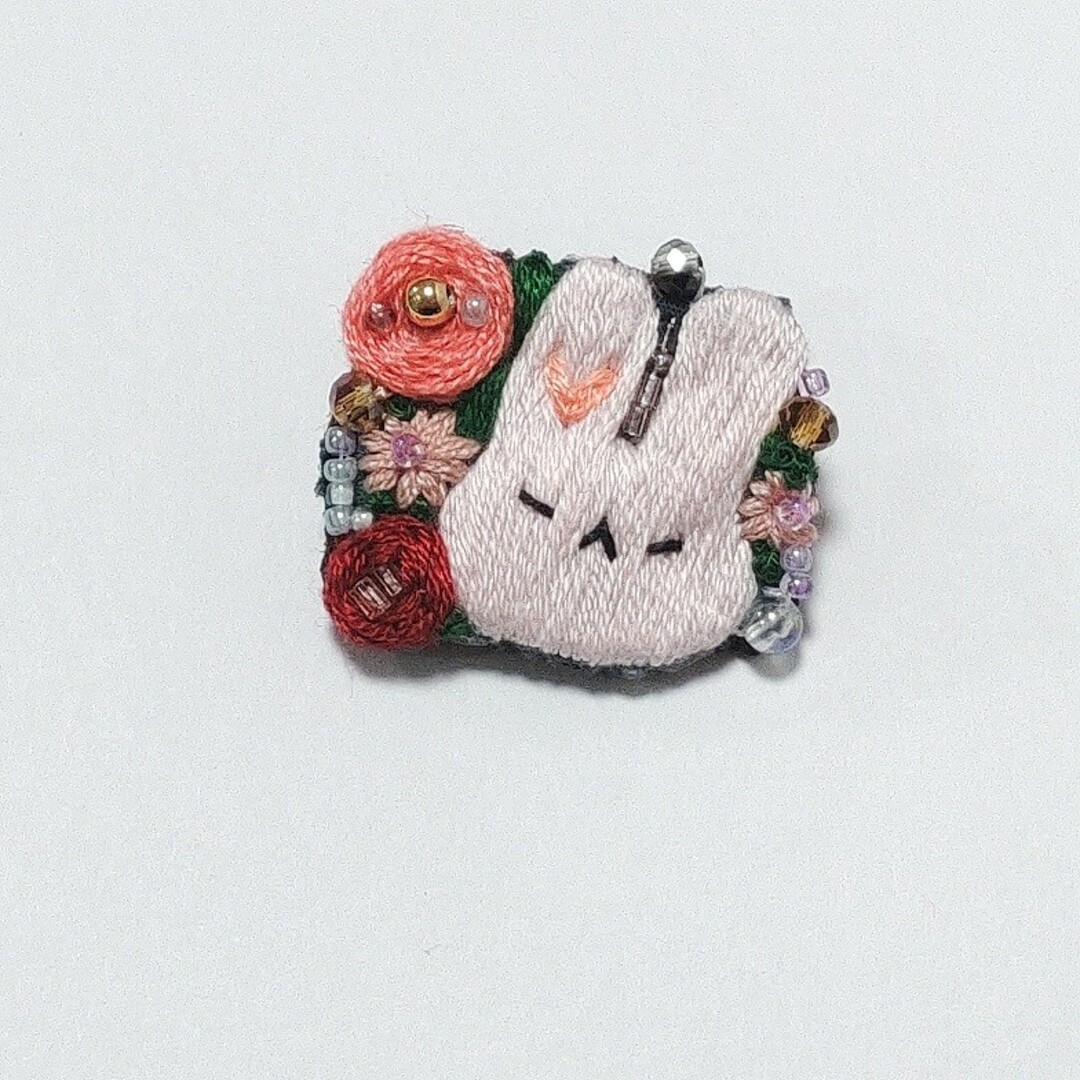 うさぎのフラワーボックス🐰うさぎとバラとデージーの刺繍ブローチ ハンドメイドのアクセサリー(コサージュ/ブローチ)の商品写真