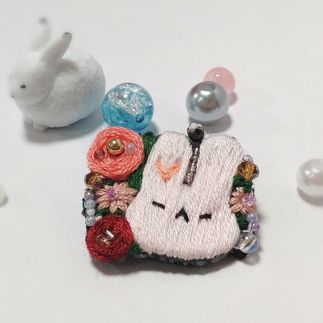 うさぎのフラワーボックス🐰うさぎとバラとデージーの刺繍ブローチ ハンドメイドのアクセサリー(コサージュ/ブローチ)の商品写真