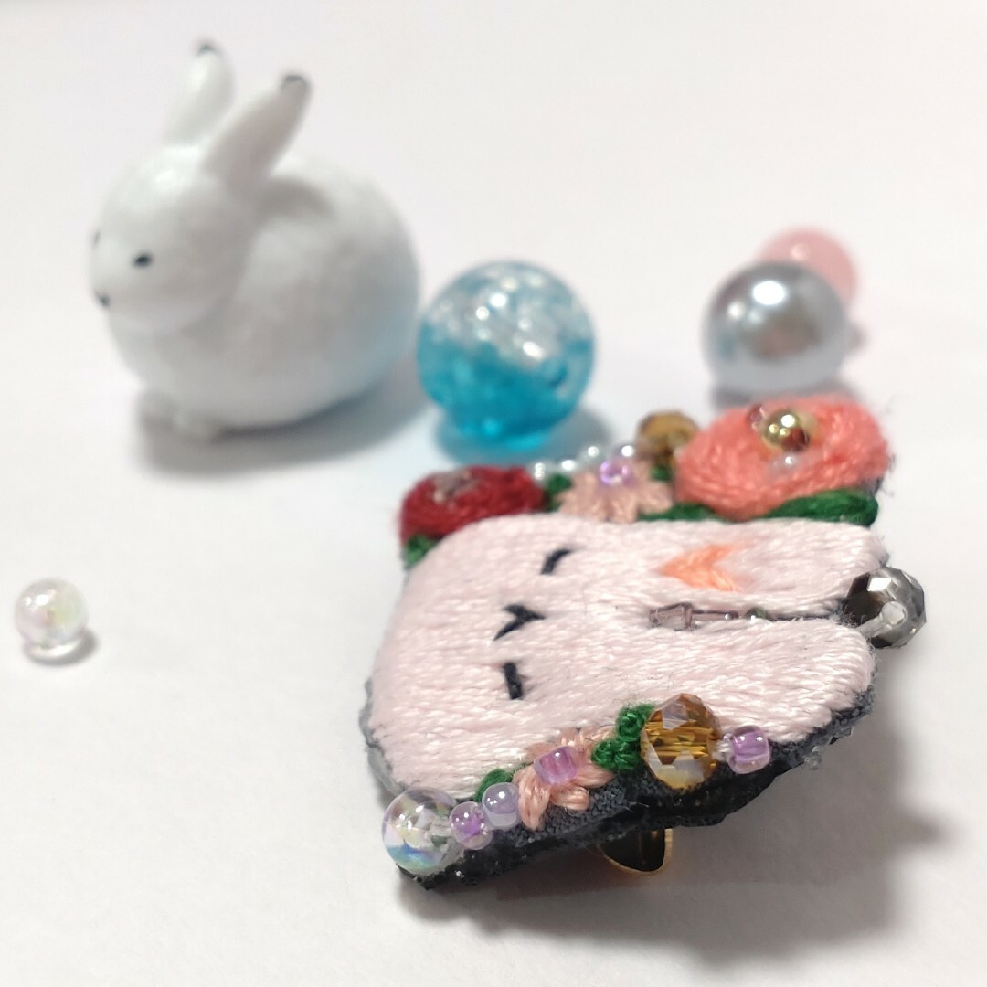 うさぎのフラワーボックス🐰うさぎとバラとデージーの刺繍ブローチ ハンドメイドのアクセサリー(コサージュ/ブローチ)の商品写真