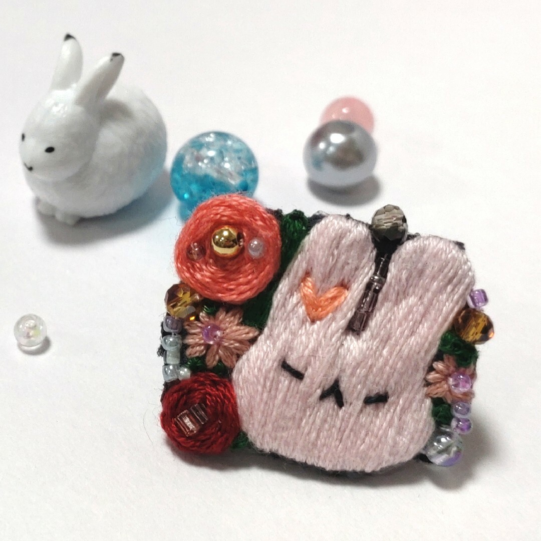 うさぎのフラワーボックス🐰うさぎとバラとデージーの刺繍ブローチ ハンドメイドのアクセサリー(コサージュ/ブローチ)の商品写真