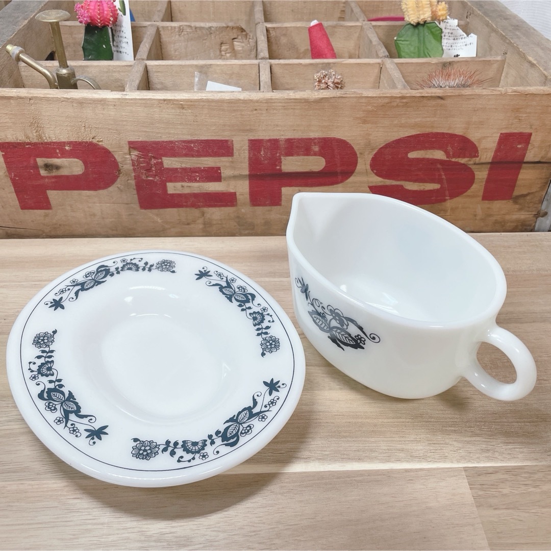 Pyrex(パイレックス)の【美品！】OldPyrex オールドパイレックス グレイビーソース＆ソーサー B インテリア/住まい/日用品のキッチン/食器(食器)の商品写真