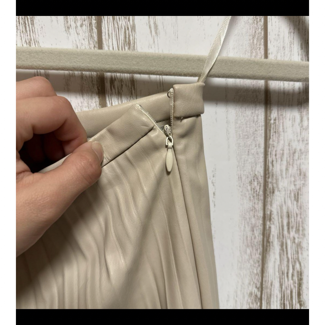 [新品、未使用]SALOON レザープリーツスカート/グレージュ　36サイズ レディースのスカート(ロングスカート)の商品写真