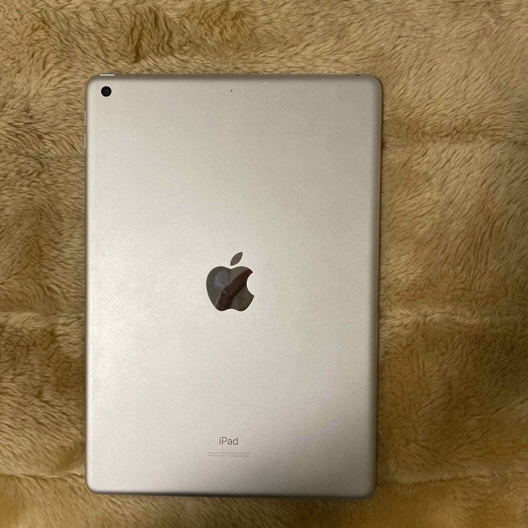 iPad(アイパッド)のiPad 第7世代　シルバー　+ カバー（ケース） スマホ/家電/カメラのPC/タブレット(タブレット)の商品写真