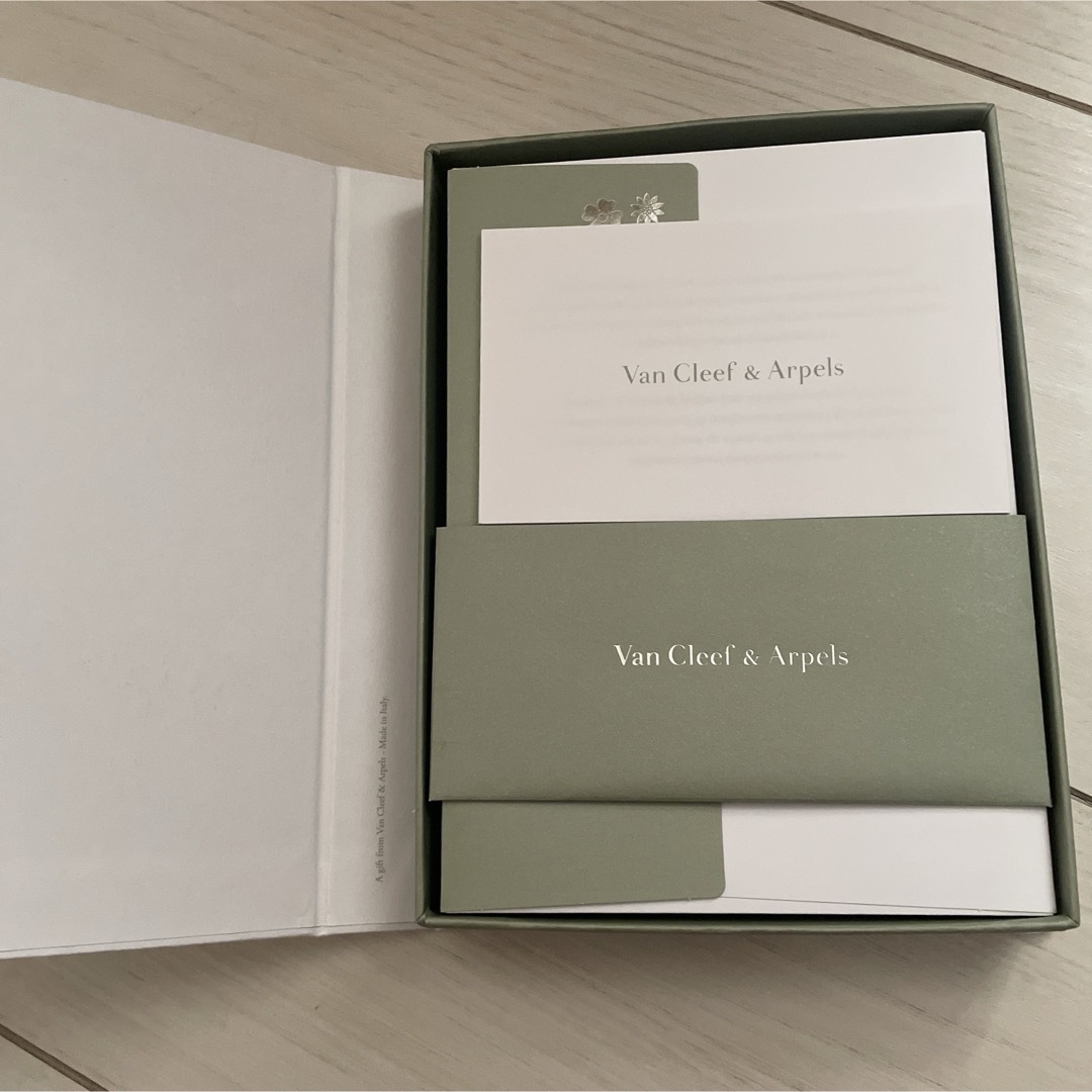 Van Cleef & Arpels(ヴァンクリーフアンドアーペル)のVan Cleef &Arpelsのレターセット ハンドメイドの文具/ステーショナリー(カード/レター/ラッピング)の商品写真