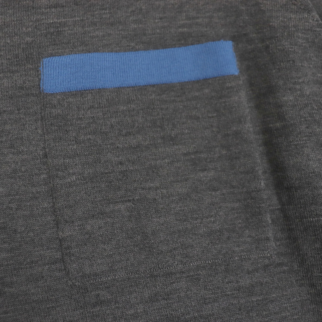PRADA(プラダ)の極美品 PRADA プラダ バージンウール Vネック ポケット付き 長袖 配色 ニット グレー レッド ブルー 52 イタリア製 正規品 メンズ メンズのトップス(ニット/セーター)の商品写真