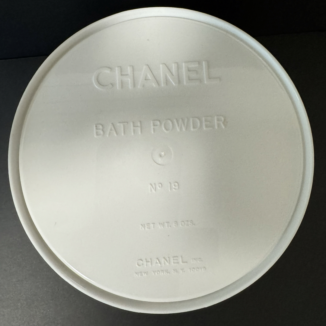 CHANEL(シャネル)のCHANEL  N°19 BATH POWDER 8oz 227g コスメ/美容のボディケア(ボディパウダー)の商品写真