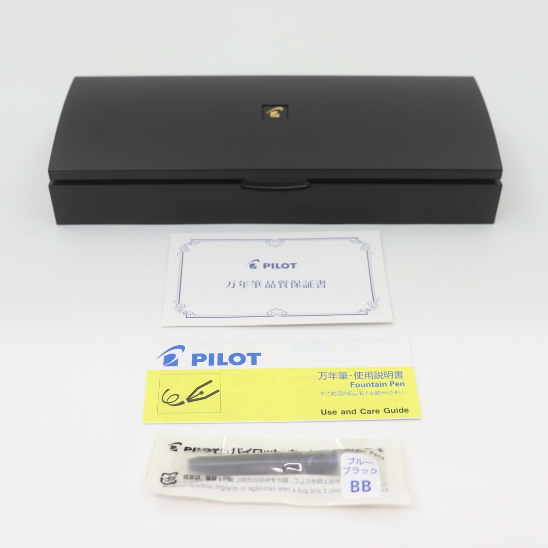 PILOT(パイロット)のIT4CLMKONK6M 新品 保管品 PILOT パイロット 万年筆 FKK-2000R 742 ペン先14K ブラック カートリッジインキ付き ネーム有 インテリア/住まい/日用品の文房具(ペン/マーカー)の商品写真