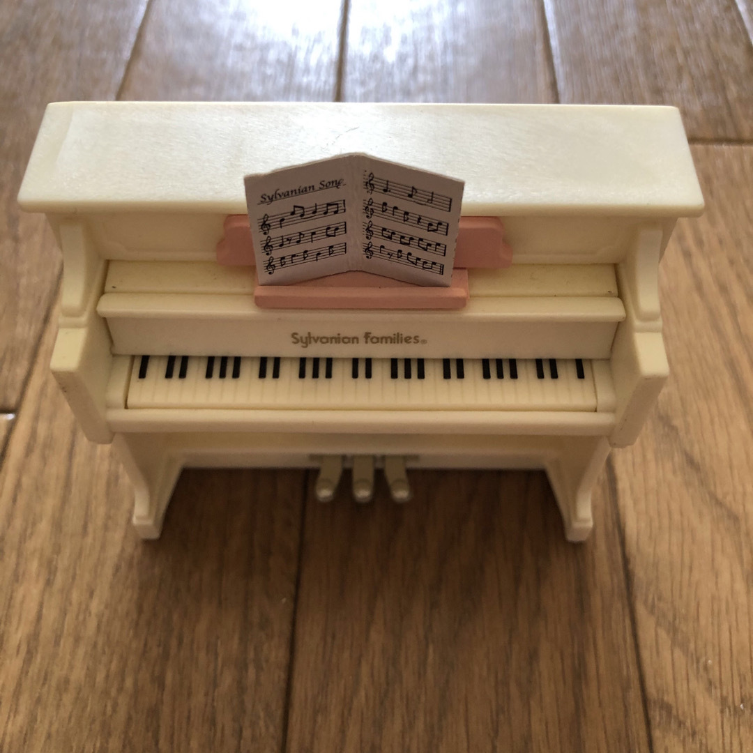 シルバニアファミリー　ピアノ　楽譜付き　子ども用おもちゃ キッズ/ベビー/マタニティのおもちゃ(ぬいぐるみ/人形)の商品写真