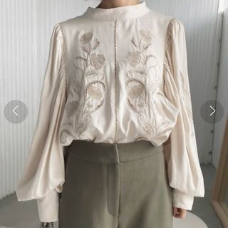 アメリヴィンテージ(Ameri VINTAGE)のameri LADY EMBROIDERY PUFF BLOUSE アメリ 美品(シャツ/ブラウス(長袖/七分))