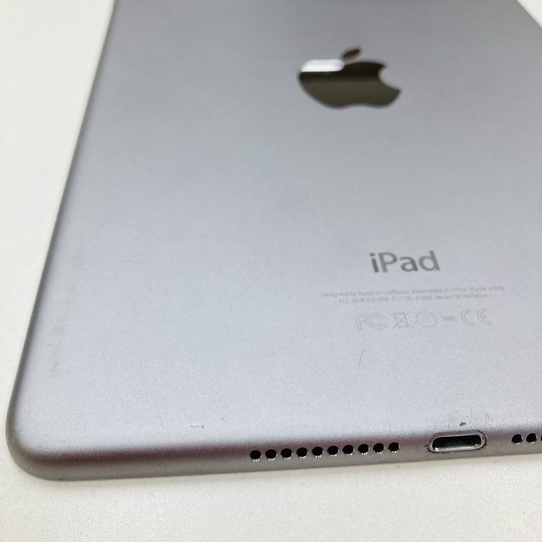 iPad(アイパッド)のiPad mini 4 / 128GB / ドコモ 黒 グレー スマホ/家電/カメラのPC/タブレット(タブレット)の商品写真