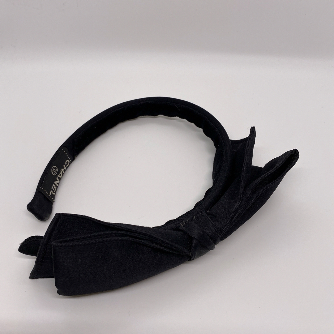 CHANEL(シャネル)の［正規品］CHANEL ヴィンテージ リボン カチューシャ　ブラック系 レディースのヘアアクセサリー(カチューシャ)の商品写真