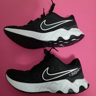 ナイキ(NIKE)のホワイトムーンさま専用★NIKE★ウィメンズランニングスニーカー 25.5(スニーカー)