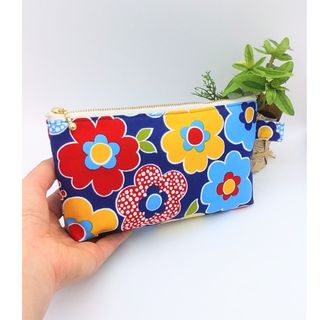 ハンドメイド⭐︎マルチポーチ⭐︎北欧風の花柄（ネイビー）内側ポケット付き(ポーチ)