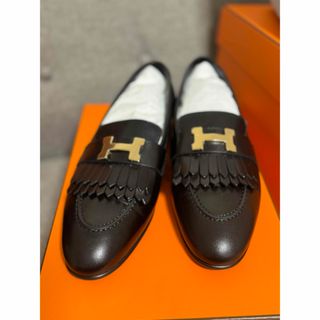 エルメス(Hermes)の新品未使用品　エルメス　モカシン　シェーヴル　黒xゴールド金具　本革　大人気(ローファー/革靴)