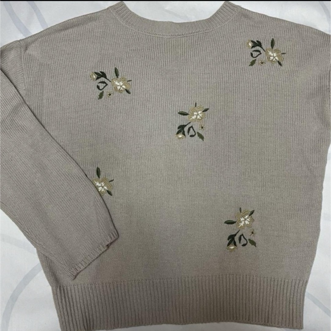 花柄刺繍のグレーニット レディースのトップス(ニット/セーター)の商品写真