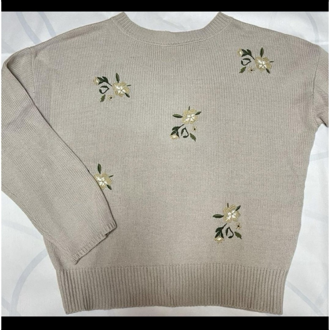 花柄刺繍のグレーニット レディースのトップス(ニット/セーター)の商品写真