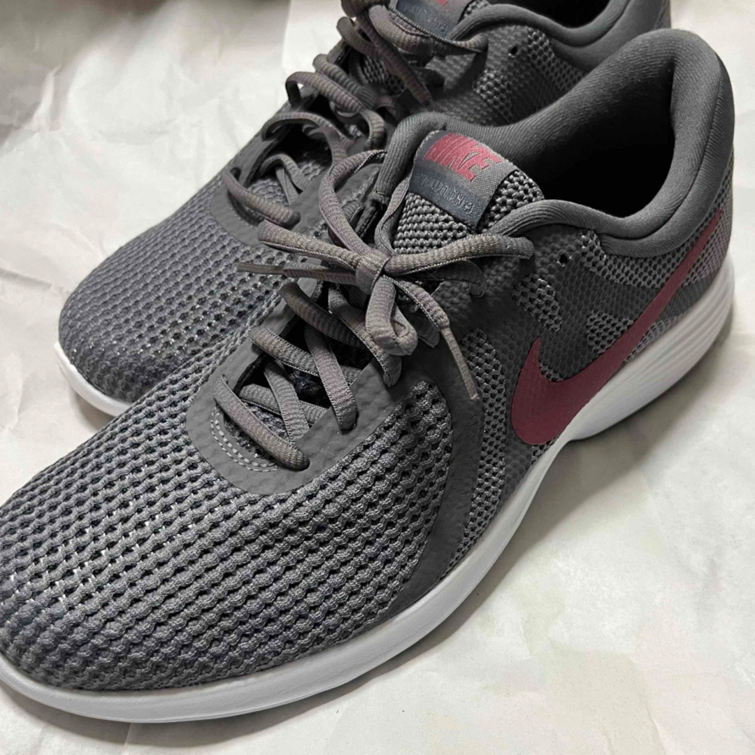 NIKE(ナイキ)の新品　27.0 NIKE ナイキ スニーカー　グレー メンズの靴/シューズ(スニーカー)の商品写真