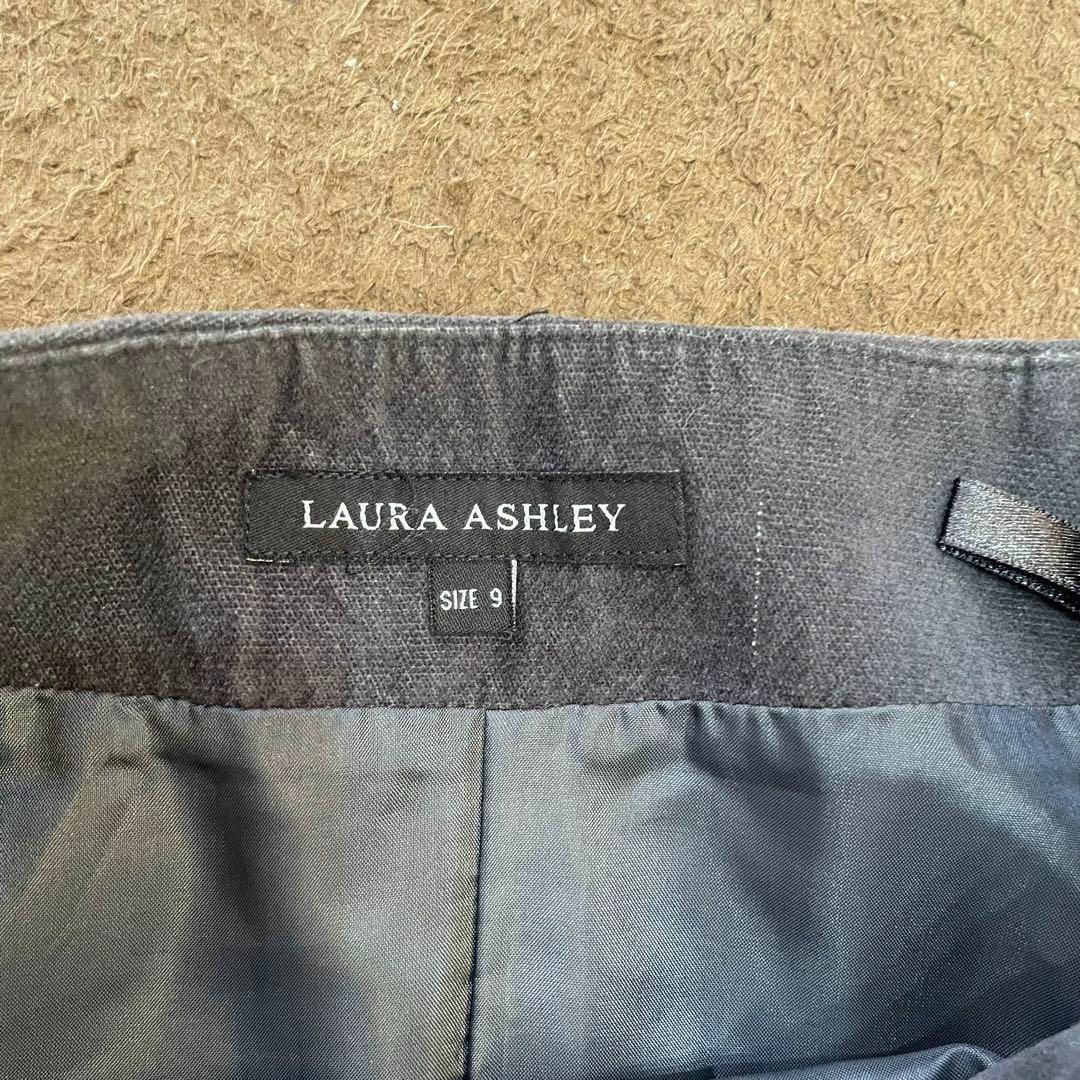 LAURA ASHLEY(ローラアシュレイ)のLAURA ASHLEY 台形スカート 刺繍 黒 ミニスカ 綿 レディースのスカート(ミニスカート)の商品写真