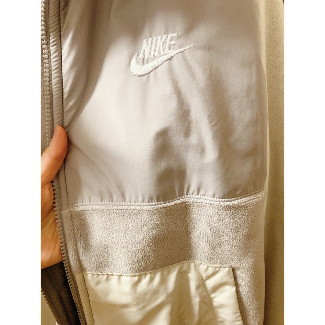 NIKE(ナイキ)の値下げ NIKE ナイキ ジャケット クリーム色 グレー メンズのジャケット/アウター(ブルゾン)の商品写真