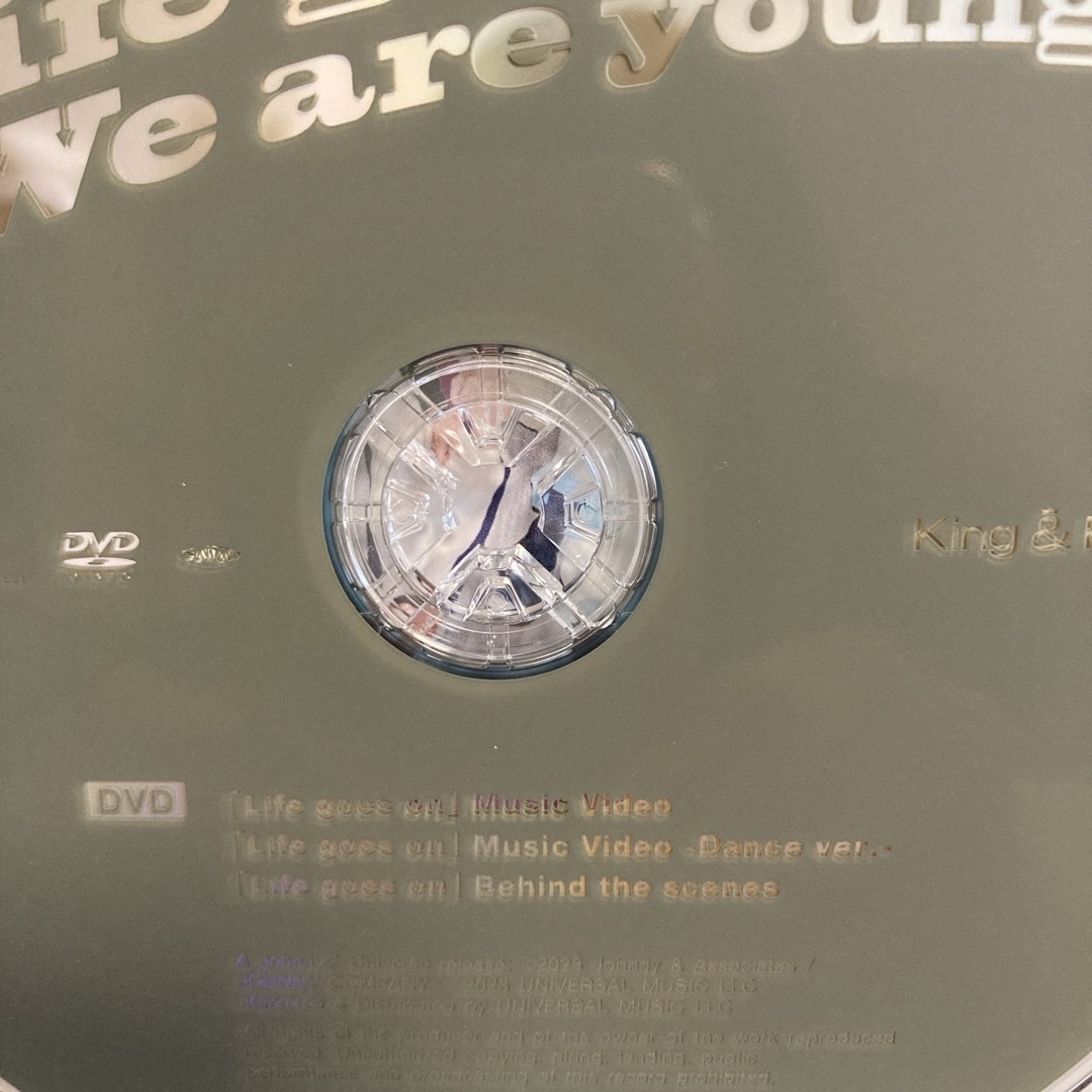 Life goes on／We　are　young（初回限定盤A） エンタメ/ホビーのCD(ポップス/ロック(邦楽))の商品写真