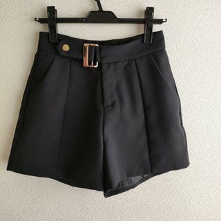 美品　黒のショートパンツ　キュロット(キュロット)