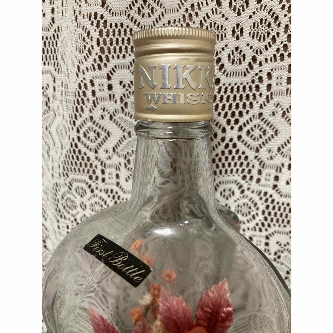 ニッカウヰスキー(ニッカウイスキー)の昭和レトロ　NIKKA ウイスキーの瓶の中に花 エンタメ/ホビーのコレクション(ノベルティグッズ)の商品写真