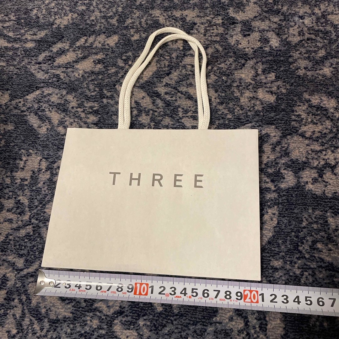 THREE(スリー)のTHREE 紙袋 レディースのバッグ(ショップ袋)の商品写真