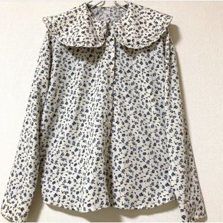 w closet - ビッグフリルカラーのぼかし小花柄の長袖シャツ　ブラウス