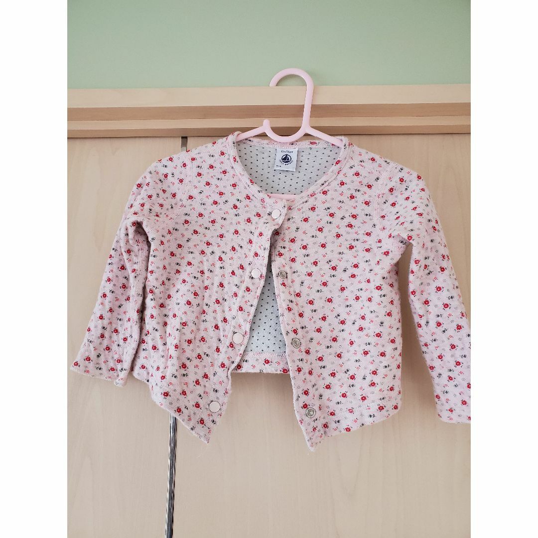 PETIT BATEAU(プチバトー)のプチバトー　カーディガン　花柄　女の子　12m/74cm　ピンク キッズ/ベビー/マタニティのベビー服(~85cm)(カーディガン/ボレロ)の商品写真