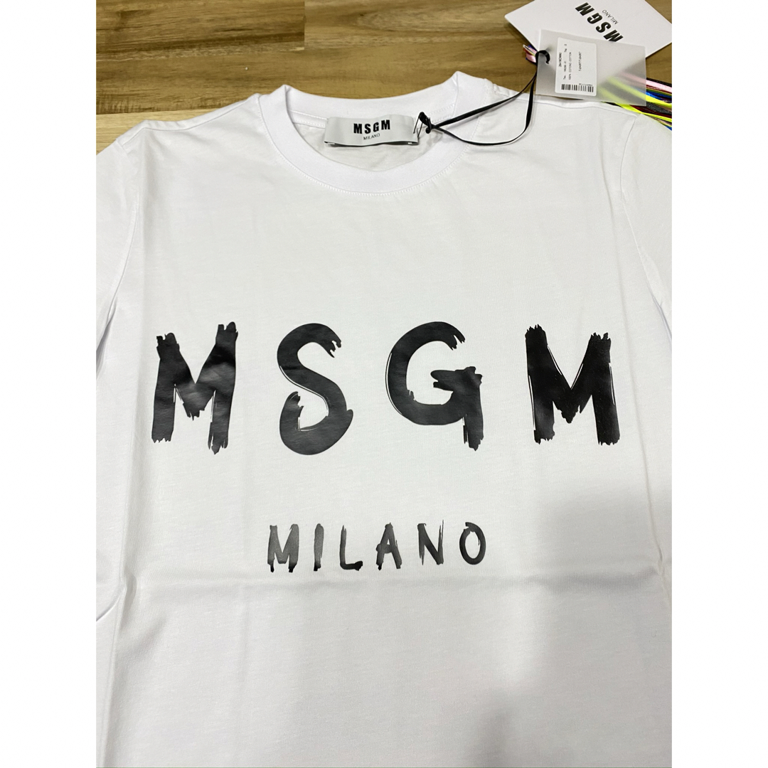 MSGM(エムエスジイエム)の新品　MSGM レディース 半袖 ホワイト 白　ロゴTシャツ　半袖　プレゼント レディースのトップス(Tシャツ(半袖/袖なし))の商品写真