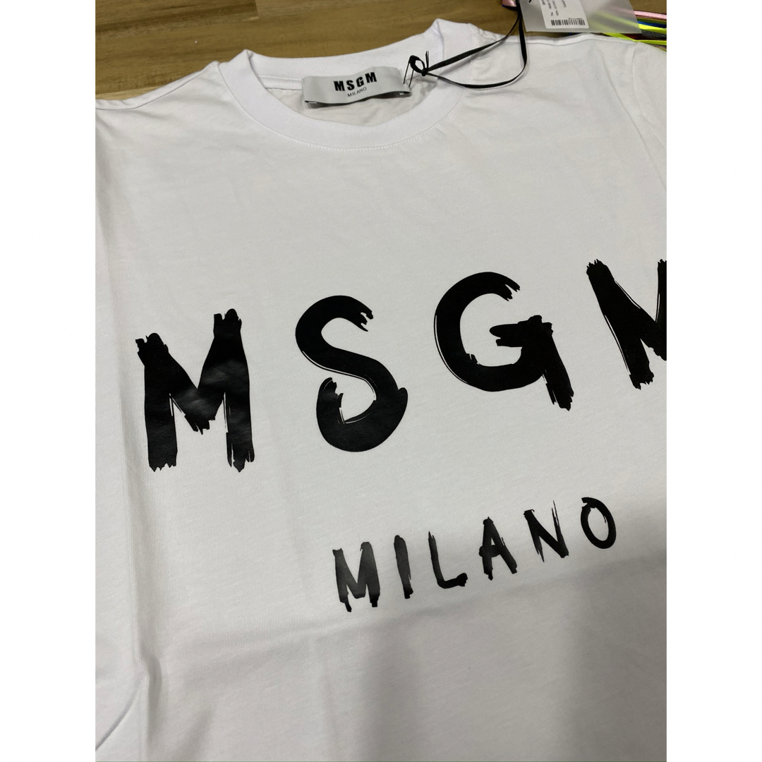 MSGM(エムエスジイエム)の新品　MSGM レディース 半袖 ホワイト 白　ロゴTシャツ　半袖　プレゼント レディースのトップス(Tシャツ(半袖/袖なし))の商品写真