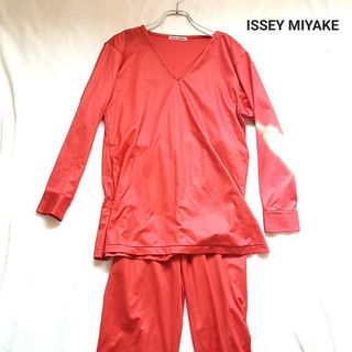 イッセイミヤケ(ISSEY MIYAKE)のイッセイミヤケ　ISSEY MIYAKE　セットアップ　赤　レッド(セット/コーデ)