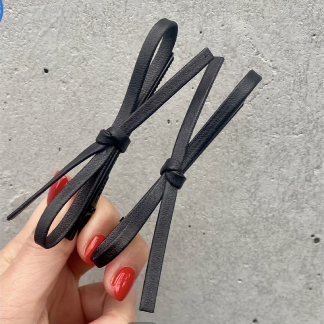 Leather Ribbon Clip 2個セット レディースのヘアアクセサリー(バレッタ/ヘアクリップ)の商品写真