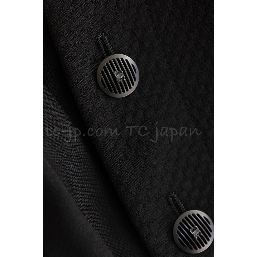 CHANEL(シャネル)のシャネル ジャケット CHANEL ブラック 黒 コットン シルク リボントップス CCボタン 新品同様 34 レディースのジャケット/アウター(ノーカラージャケット)の商品写真