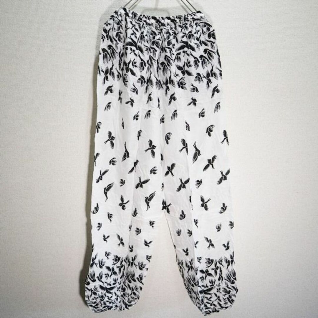 【新品】タイパンツ　小鳥がいっぱいの柄　白系ベース　モノトーン メンズのパンツ(サルエルパンツ)の商品写真