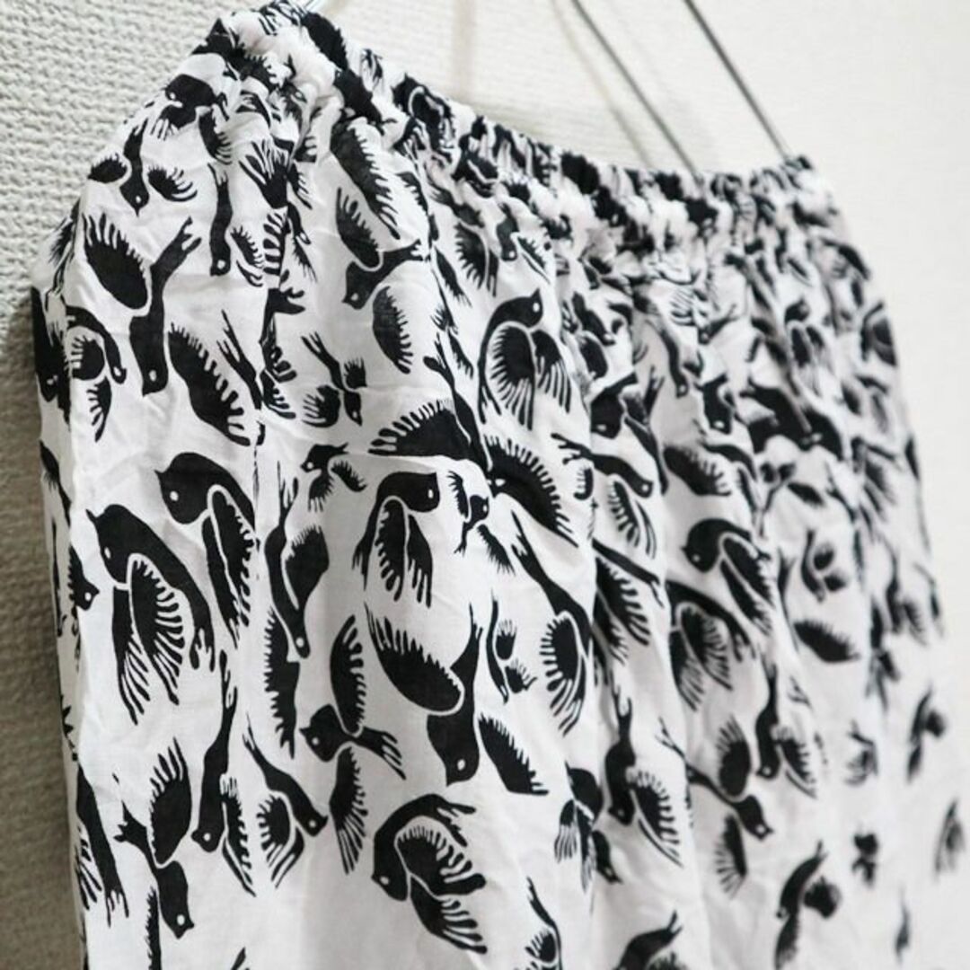 【新品】タイパンツ　小鳥がいっぱいの柄　白系ベース　モノトーン メンズのパンツ(サルエルパンツ)の商品写真