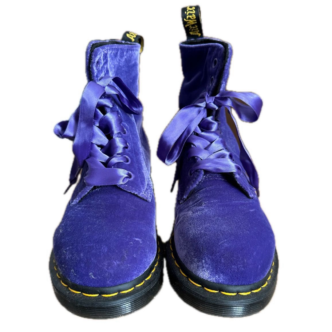 Dr.Martens(ドクターマーチン)のDr.Martens PASCAL VELVET DUSTY VIOLET   レディースの靴/シューズ(ブーツ)の商品写真