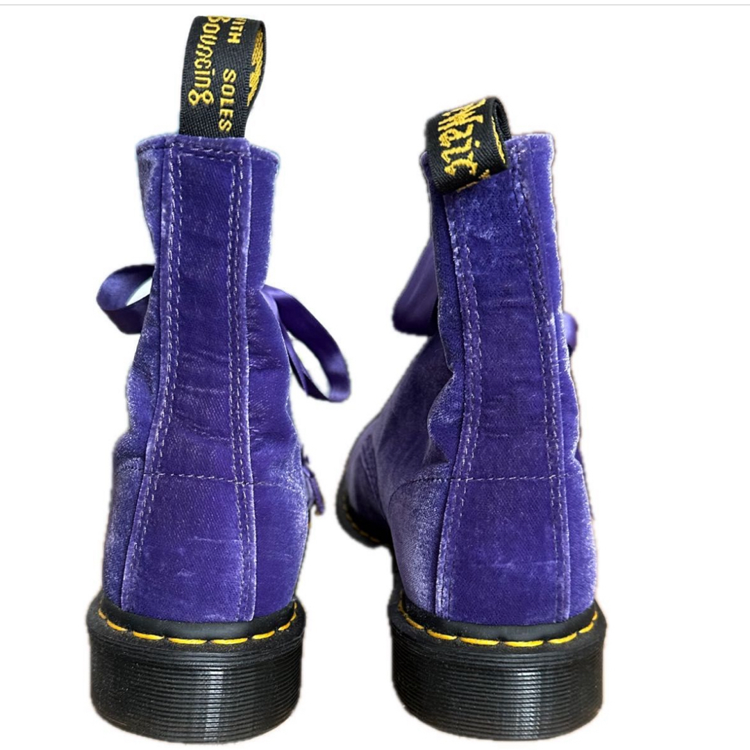 Dr.Martens(ドクターマーチン)のDr.Martens PASCAL VELVET DUSTY VIOLET   レディースの靴/シューズ(ブーツ)の商品写真