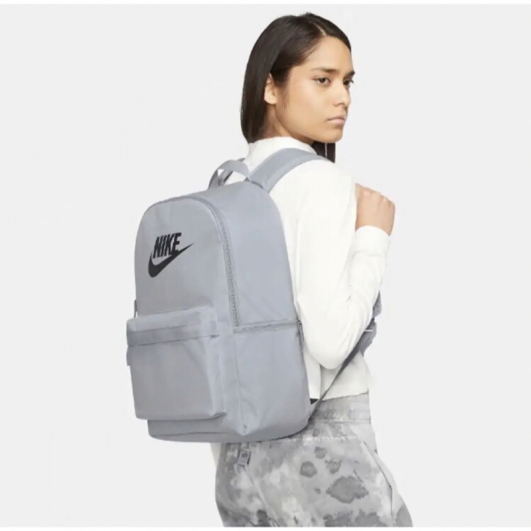 NIKE(ナイキ)のナイキ NIKE バックパック リュック グレー 25リットル 新品 タグ付き レディースのバッグ(リュック/バックパック)の商品写真