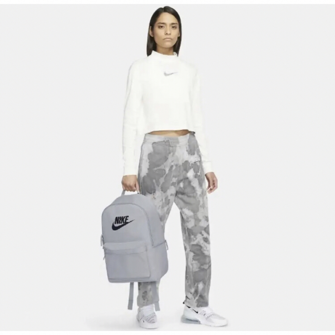 NIKE(ナイキ)のナイキ NIKE バックパック リュック グレー 25リットル 新品 タグ付き レディースのバッグ(リュック/バックパック)の商品写真