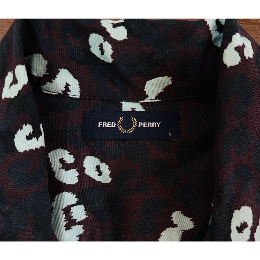 FRED PERRY(フレッドペリー)のフレッドペリー　半袖　柄シャツ　レオパード　ヒョウ S メンズのトップス(シャツ)の商品写真