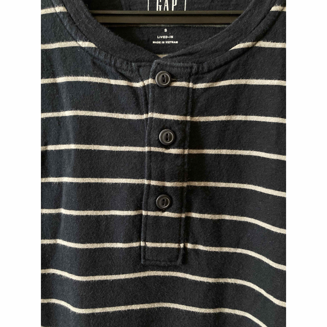 GAP(ギャップ)のGAP ギャップ　ヘンリーネックボーダー長袖Tシャツ  S メンズのトップス(Tシャツ/カットソー(七分/長袖))の商品写真